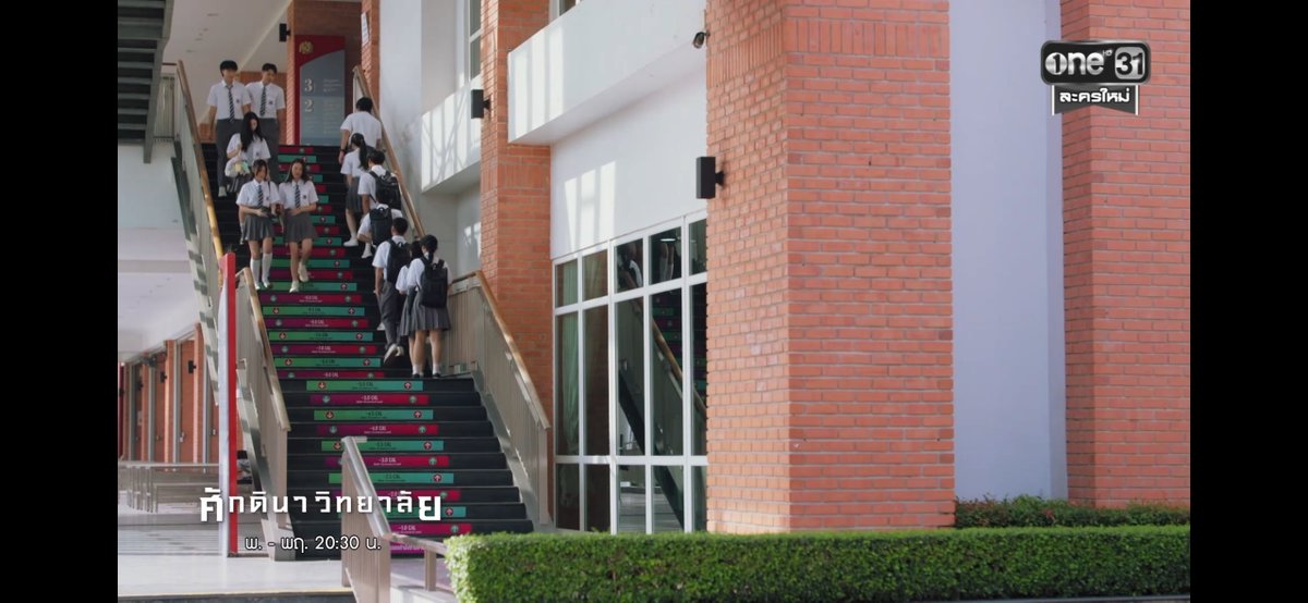 Jubphitnang's tweet image. กูให้เลยล่ะ เปิดมาตอนแรก

- เด็กโรงเรียนรัฐได้ทุนไปเรียนโรงเรียนเอกชนชั้นนำ เจอการแบ่งแยกระหว่างเด็กทุนกับเด็กบ้านรวย
- สังคมในโรงเรียนแบ่งแยกโดยสีเนคไท สีน้ำเงินคือชนชั้นนำ สีแดงคือเด็กทุนยากจน
- เวลาสวนกันตอนขึ้นบันได เด็กทุนต้องหลบให้เด็กบ้านรวย
- เรียนในห้องมีเส้นกั้นชนชั้น…