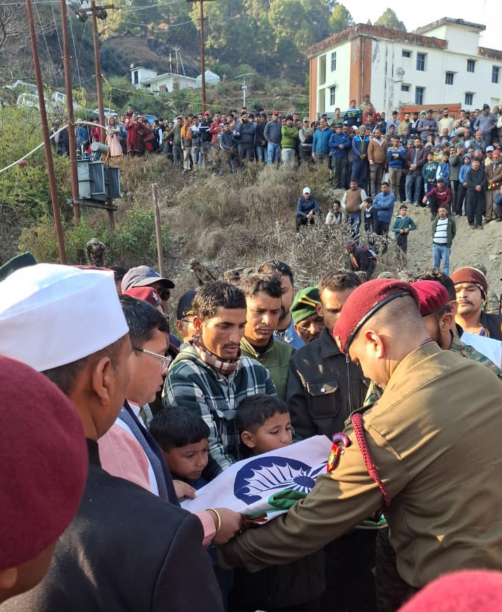 CestMoiz's tweet photo. #ThoseThatWait
Yet another loved one traded for a Flag ..
Photo: Dheeraj and Rahul, kids of Hav Gajendra Singh, 2 PARA (SF) received the flag that their father came draped in, on his last trip home. https://t.co/ozkY9v1pMd