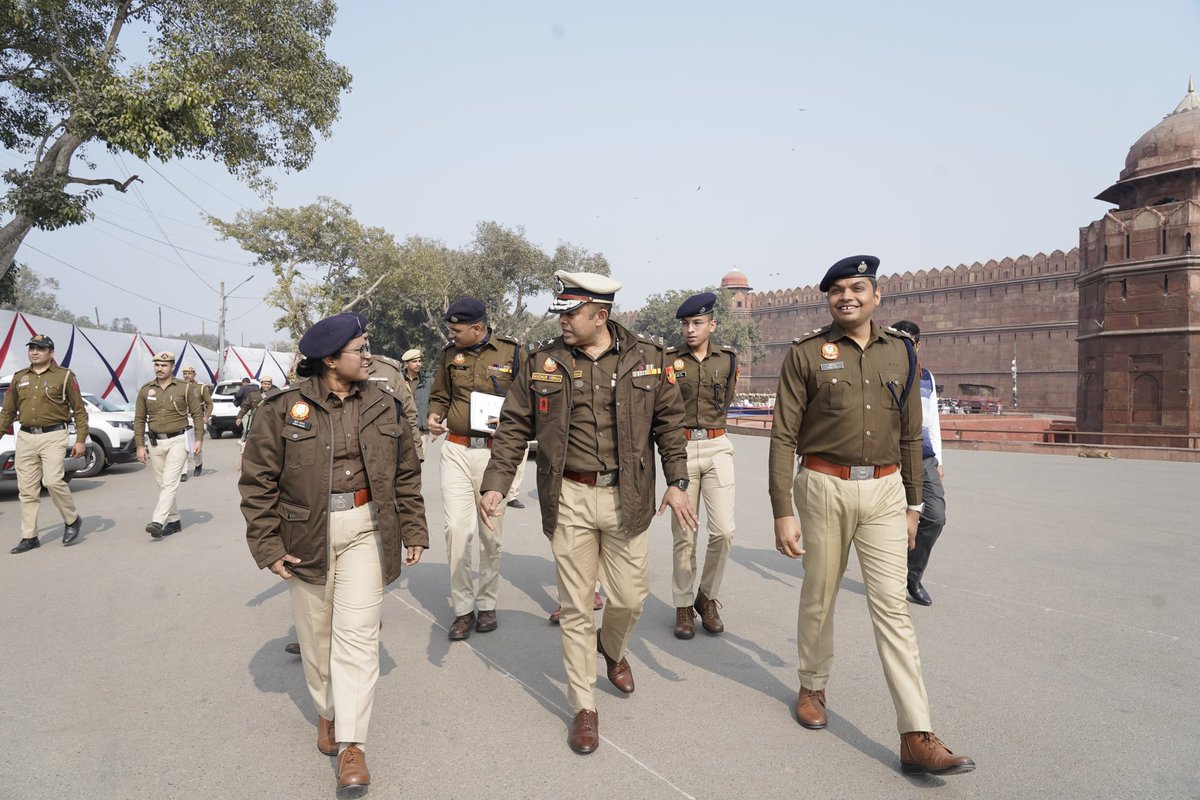 IPSMadhurVerma's tweet image. Briefing of force during rehearsal of #RepublicDay2026 police arrangements for  Central and North districts at #RedFort.