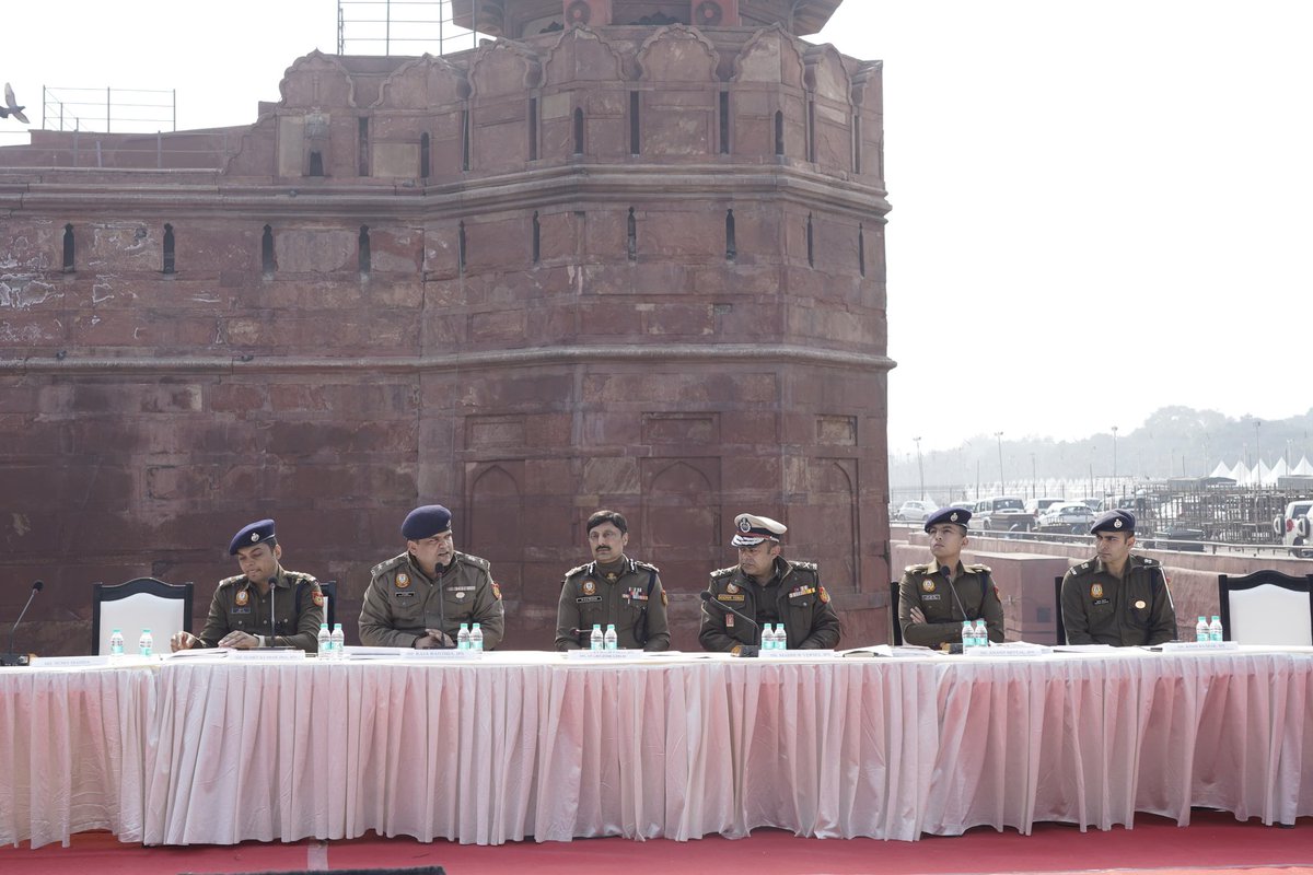 IPSMadhurVerma's tweet image. Briefing of force during rehearsal of #RepublicDay2026 police arrangements for  Central and North districts at #RedFort.
