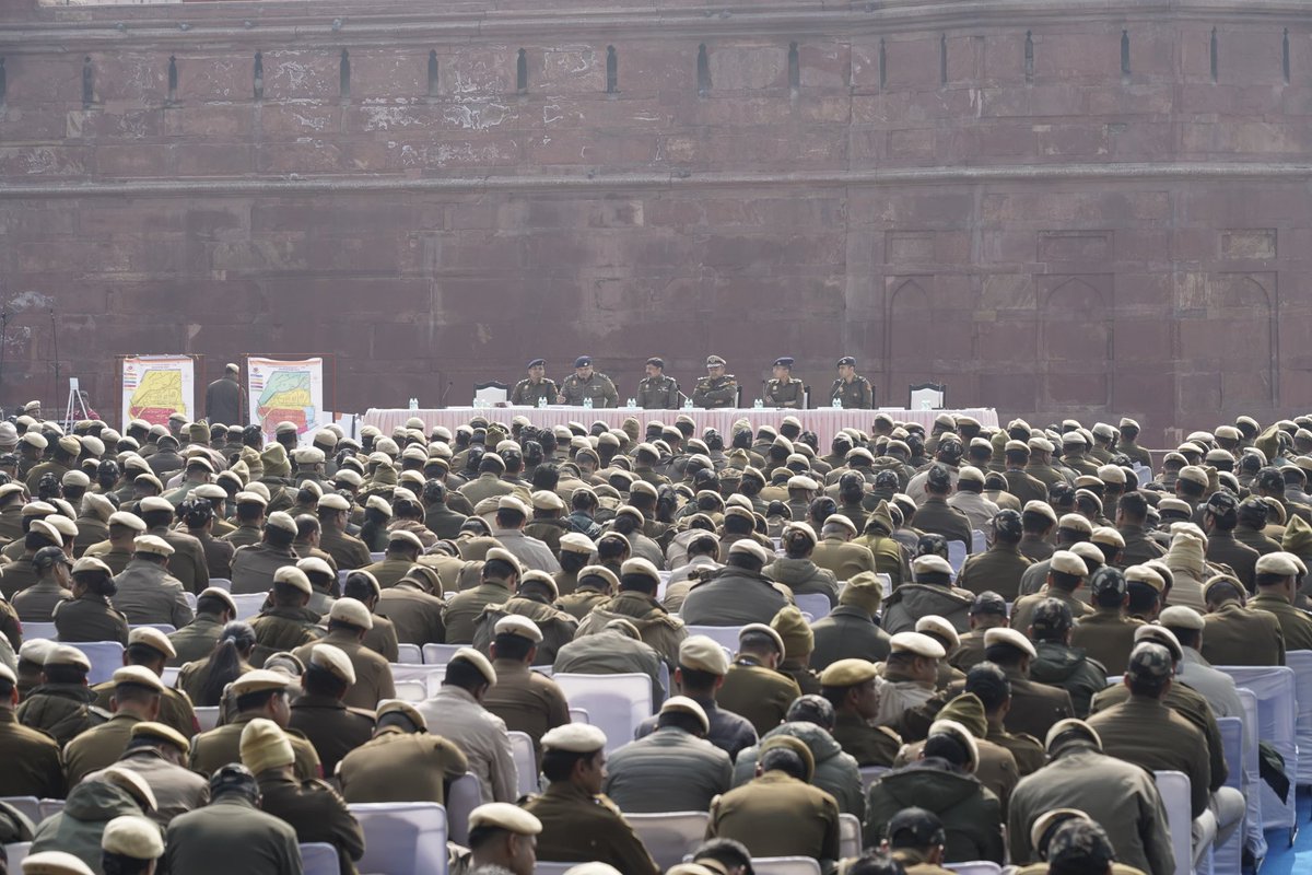 IPSMadhurVerma's tweet image. Briefing of force during rehearsal of #RepublicDay2026 police arrangements for  Central and North districts at #RedFort.