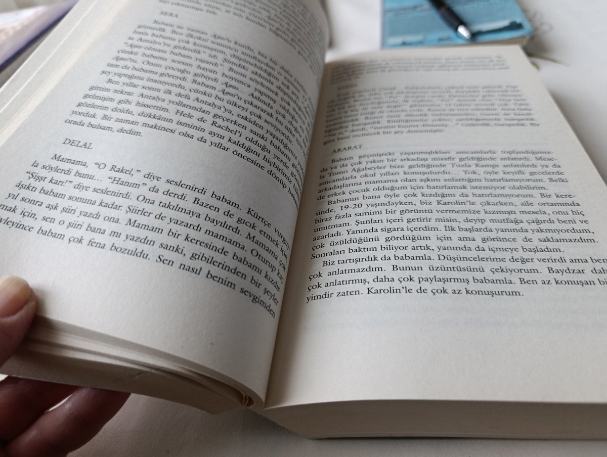 GorNevin's tweet photo. Olağanüstü bir biyografi, satırların nefes aldığını hissediyorsunuz. Sevgili Hrant Dink adeta yanınızda, müthiş bir tanıklık belgesi, hüzünle açılan yer yer neşe ışıltılı sayfalar. Sosyokültürel ve tarihi bir başucu kaynağı, şimdiyi de kavramak için. #hrant #tûbaçandar #hrantdink https://t.co/pxA5qbFz7O