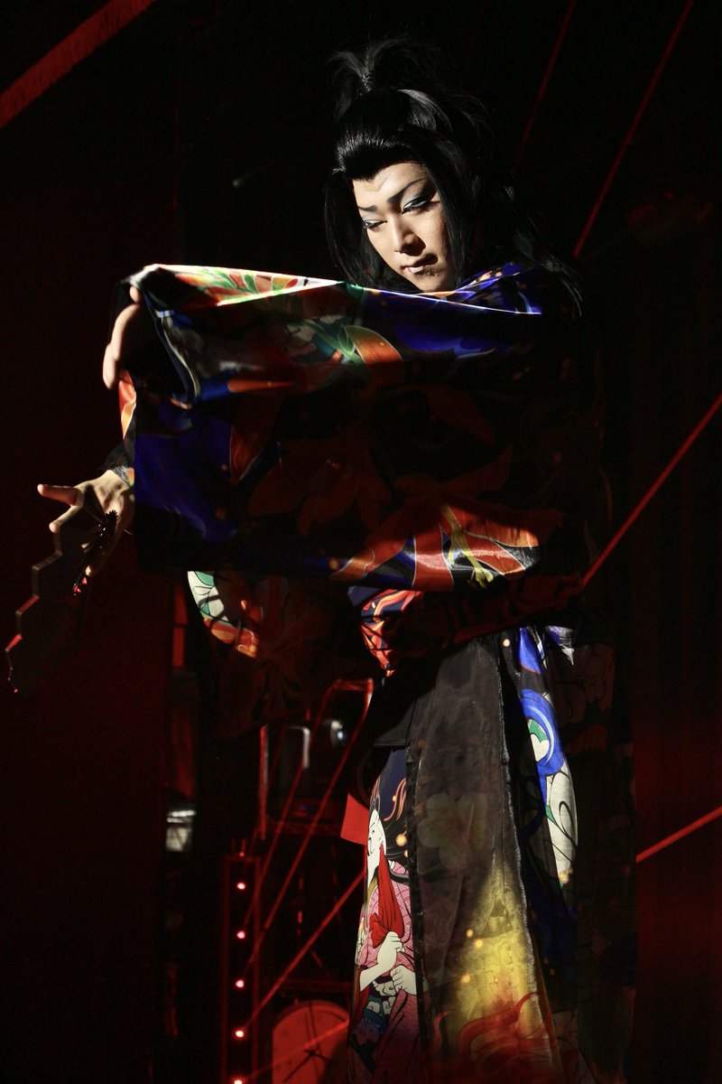 ♪ 雫(元ちとせ)

背中にあった翼は君と共に無くした

2026.01.20 イブニング￤明石ほんまち三白館
#劇団鯱 #兜蛇々丸