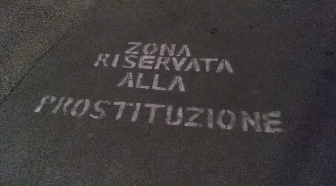 è consentito accostare, ma col  motore del veicolo acceso
