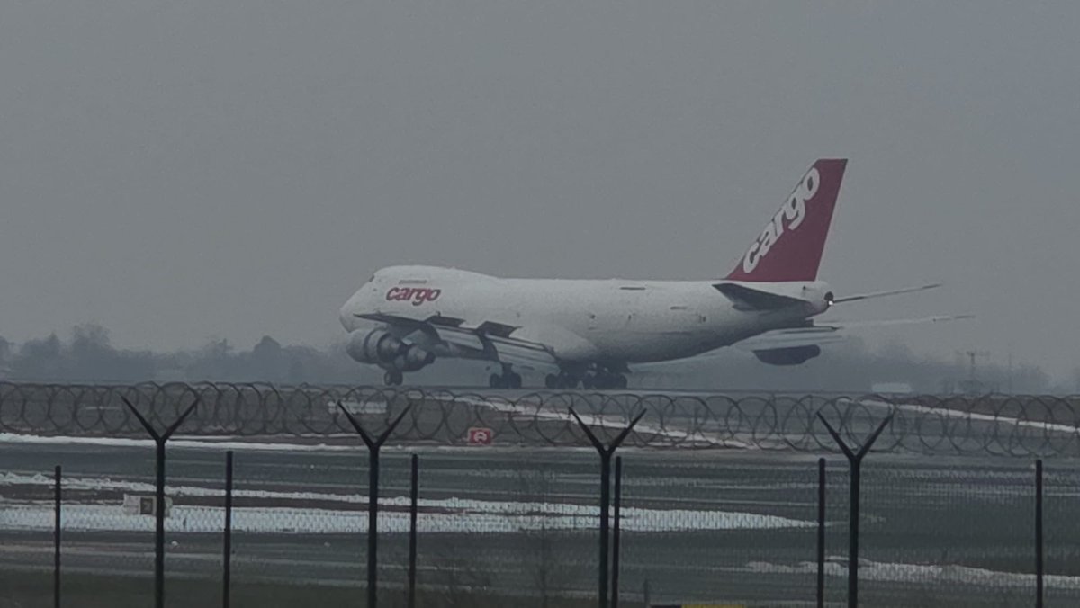 Pedjijatar's tweet photo. Na BEG je upravo sleteo 38 godina star B747-200.🥸✈️❤️📸 by @Banesplanes https://t.co/8FA5d7yWpV