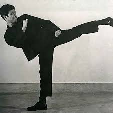 ブルース・リー得意のスピードあるサイドキック。カッコいいけど