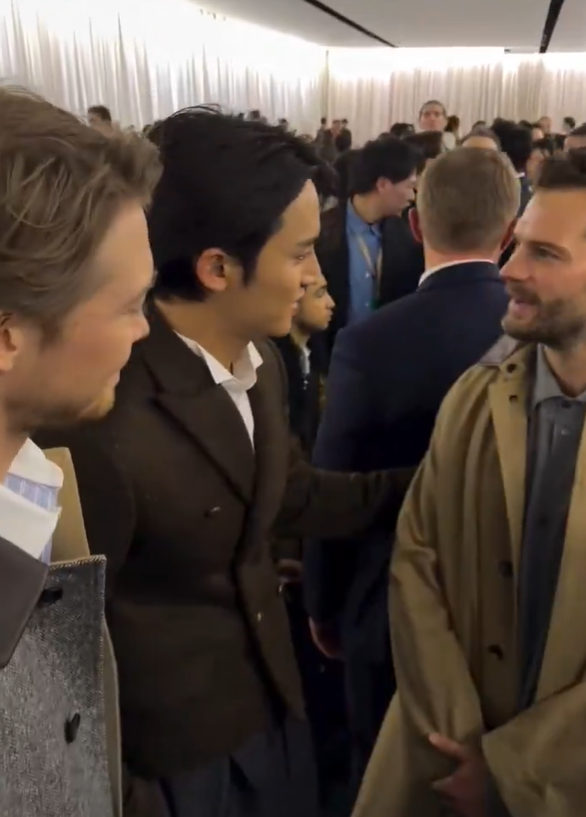 AboutMusicYT's tweet photo. Mingyu, Jamie Dornan and Joe Alwyn taking a photo together at the Dior Show. https://t.co/ERDuXR3yXn
