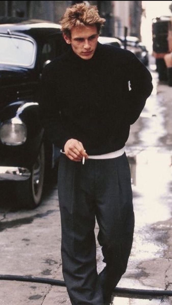 rachcorrine's tweet image. This is actually the only acceptable way for a man to wear a turtleneck. Slightly oversized. White tee base layer. Loose charcoal trousers. Ideally black boots. Must include cig.