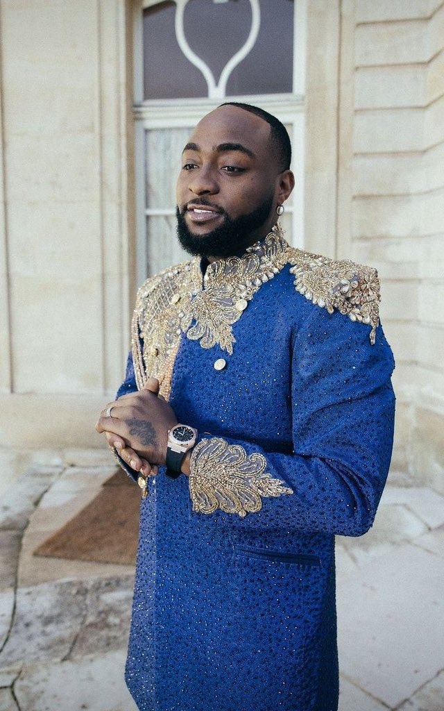 shagba03's tweet photo. Money good ahbi e no good 
No be him fault say him get mk money @davido @RealChiefPriest https://t.co/w7GbJLp3rY