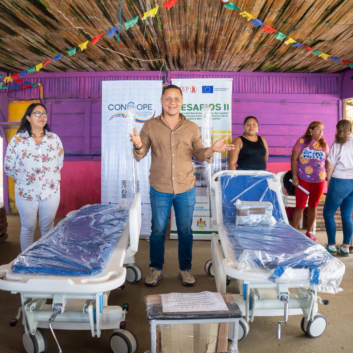 PrefecturaESM's tweet photo. Fuimos parte fundamental de la entrega de insumos médicos al subcentro de salud de la parroquia Las Peñas, una acción desarrollada en el marco del proyecto DESAFIOS 2 liderado por #CISP en asociación con @ECFUNDER, y @aldeasosecuador, financiado por la Unión Europea. https://t.co/e0SJpUBRqM