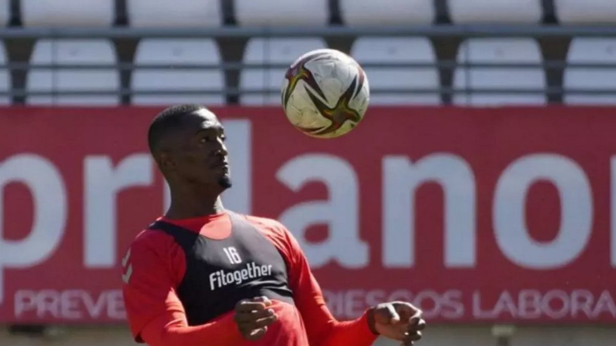 🔵⚪️El Águilas FC llega a un acuerdo con el delantero costamarfileño  Boris Kouassi según ha adelantado Jaime Zaragoza en el Diario La Opinión.

Kouassi llegará procedente del Torrent, del grupo III de Segunda Federación.

Foto: La Opinión de Murcia.
todoaguilas.es/index.php/;foc…
