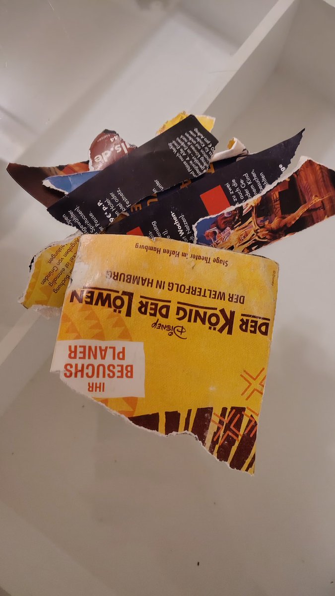 Kind4(7j) ist gerade tot traurig weil Kind5(4j) einen Teil seiner Erinnerungsbox zerstört hat.
Unter anderem;

Hat jemand von euch vielleicht einen Ersatz? Übernehme natürlich gerne Portokosten. 

König der Löwen 
Ein einfacher Flyer.