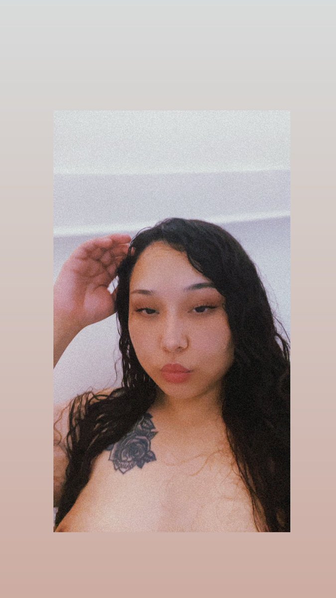 AzChinita's tweet photo. I know you wanna see me naked 💋 https://t.co/RnOTxdaid5