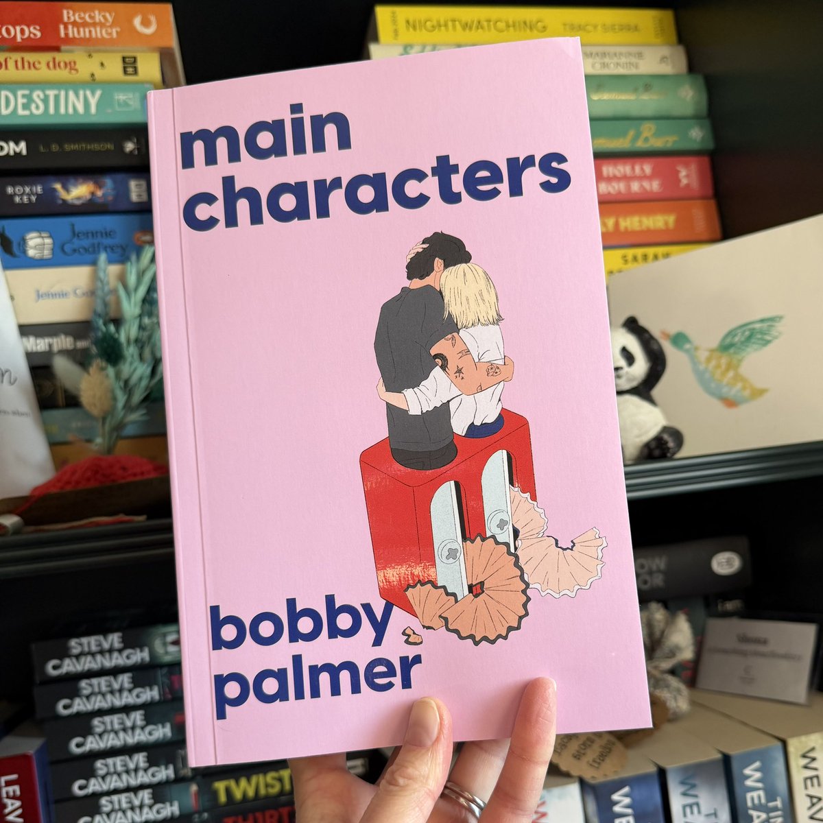 shonaholmes23's tweet image. 📚📮#BookPost 📚📮

After hearing so much about this book I am very excited to receive this copy of #MainCharacters by #BobbyPalmer 

Can’t wait to read this as part of @Squadpod3, very exciting!😍

Huge thanks to @Squadpod3 &amp;amp; @headlinepg for sending 📖

#BookTwitter #Bookblogger