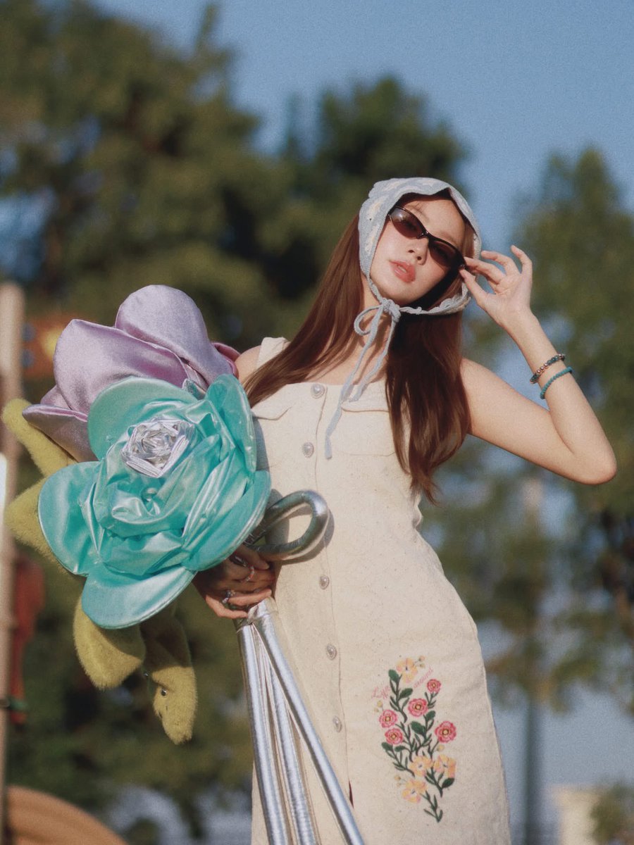 Npamtan's tweet photo. Vintage charm with a modern gaze 🌷🌼 sunlit moments, soft textures, and effortless grace. https://t.co/Ky8pKwcd4b