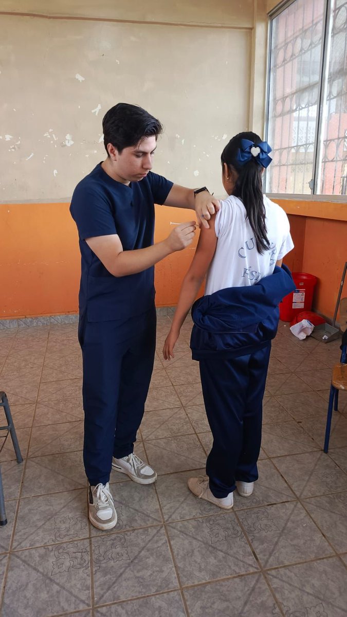 Salud_Loja's tweet photo. #MSPEnTerritorio | El equipo de salud del Centro de Salud Ayapamba desarrolló una jornada de atención integral dirigida a adolescentes de la Unidad Educativa Ayapamba, que incluyó inmunización contra la #Influenza 💉, atención médica 🩺 y odontológica 🦷.

#ElNuevoEcuador https://t.co/QSnvRgV9Lz