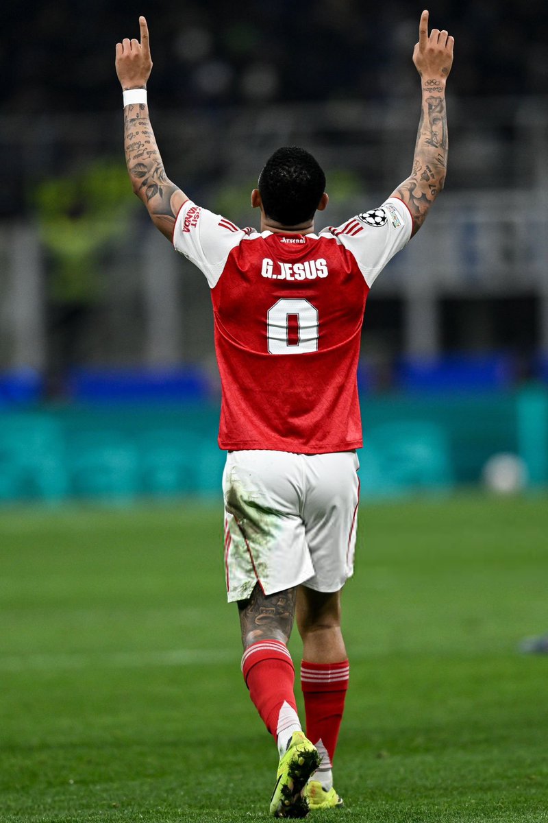 GunnerMariano's tweet photo. Hace mucho tengo una teoría. Gabriel Jesús en la liga española o italiana no sería menos que el gordo Ronaldo. 

En la Premier son todos los jugadores demasiado grandes y fuertes tal vez le cuesta un poco. Pero cuando sale a Champions marca mucha diferencia. 

Tiene 20 goles en Champions en 40 partidos. Está a 5 de alcanzarlo a Luis Suares. Entre goles y asistencias promedio 1 participación de gol por 90 minutos.