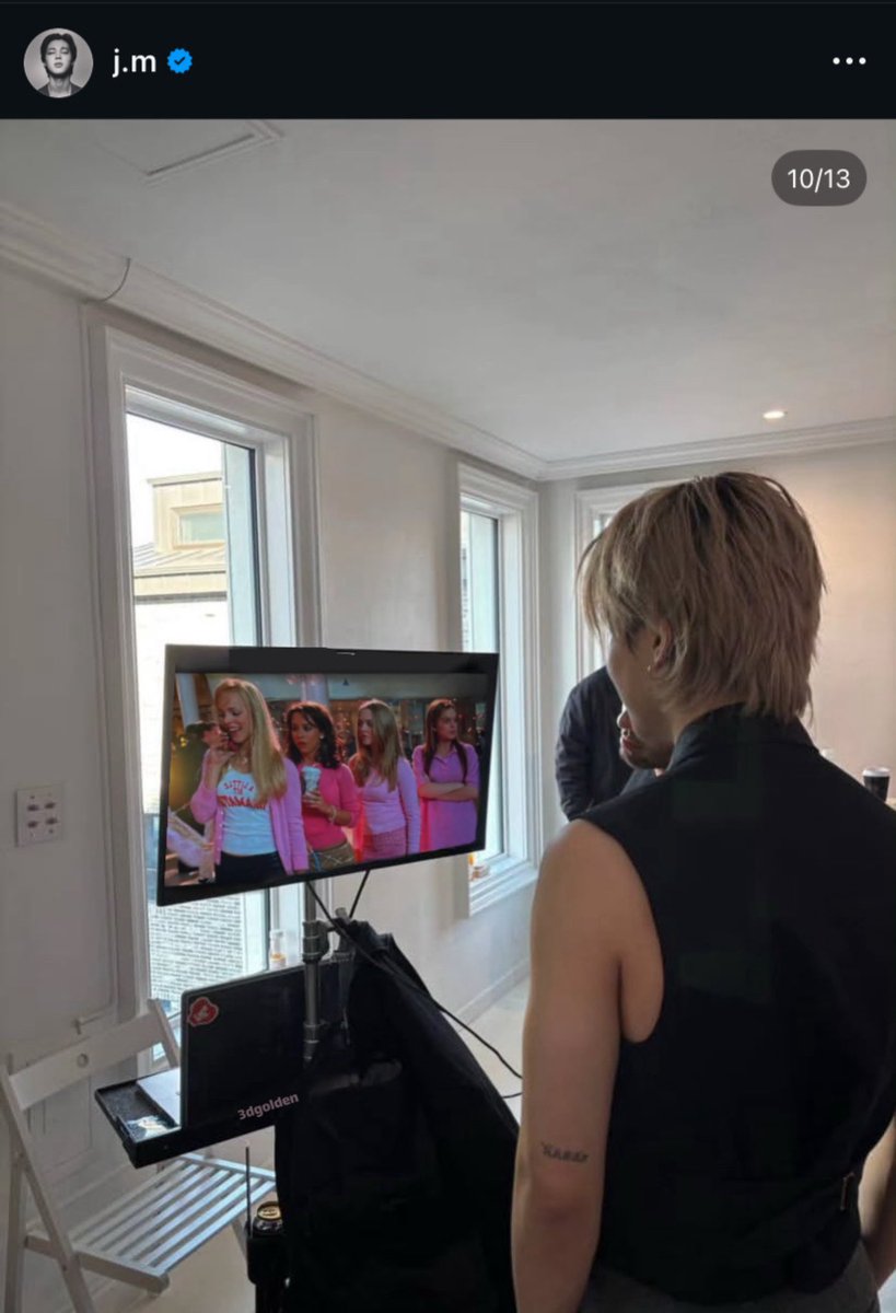 3dgolden's tweet image. Jimin is watching Mean Girls😭🩷