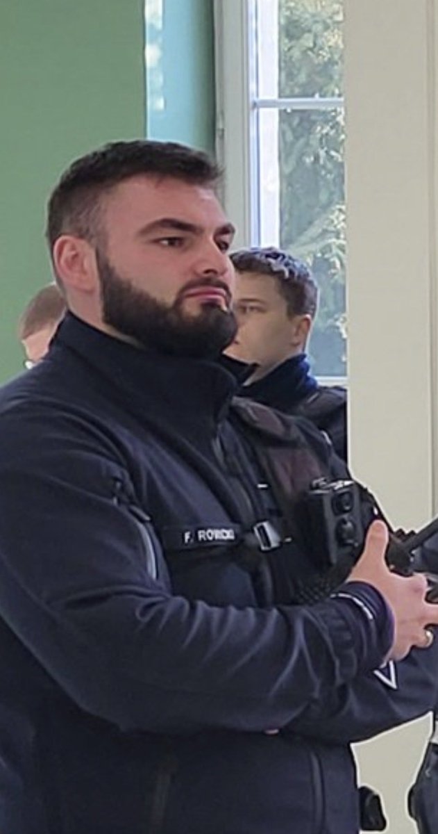 puternickik's tweet image. Dzisiaj w KRS pojawił się Filip R. znany z pacyfikacji rolników, policjant który zatrzymywał Michała Sołdana (film poniżej). Rolnik kilka miesięcy później odebrał sobie życie
@RepublikaTV