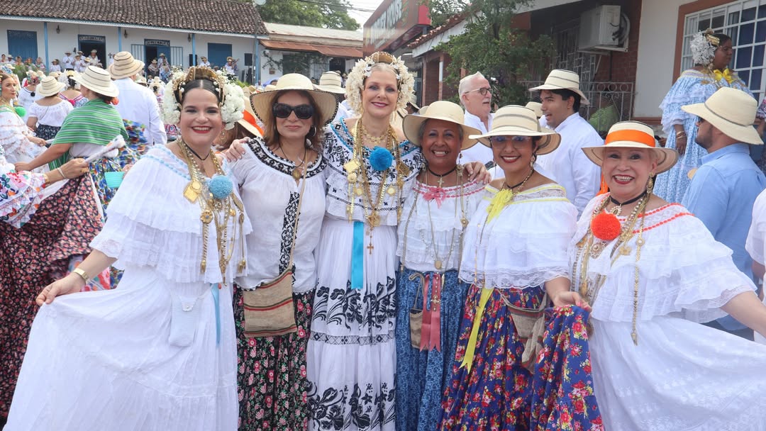 ✨🇵🇦 APEDE presente en el Desfile de las Mil Polleras 🇵🇦✨ Entre música, tradición y sonrisas, nuestros socios de APEDE fueron parte de una jornada inolvidable, donde la majestuosidad de las polleras y las camisillas engalanaron cada paso del desfile.
#DesfileDeLasMilPolleras