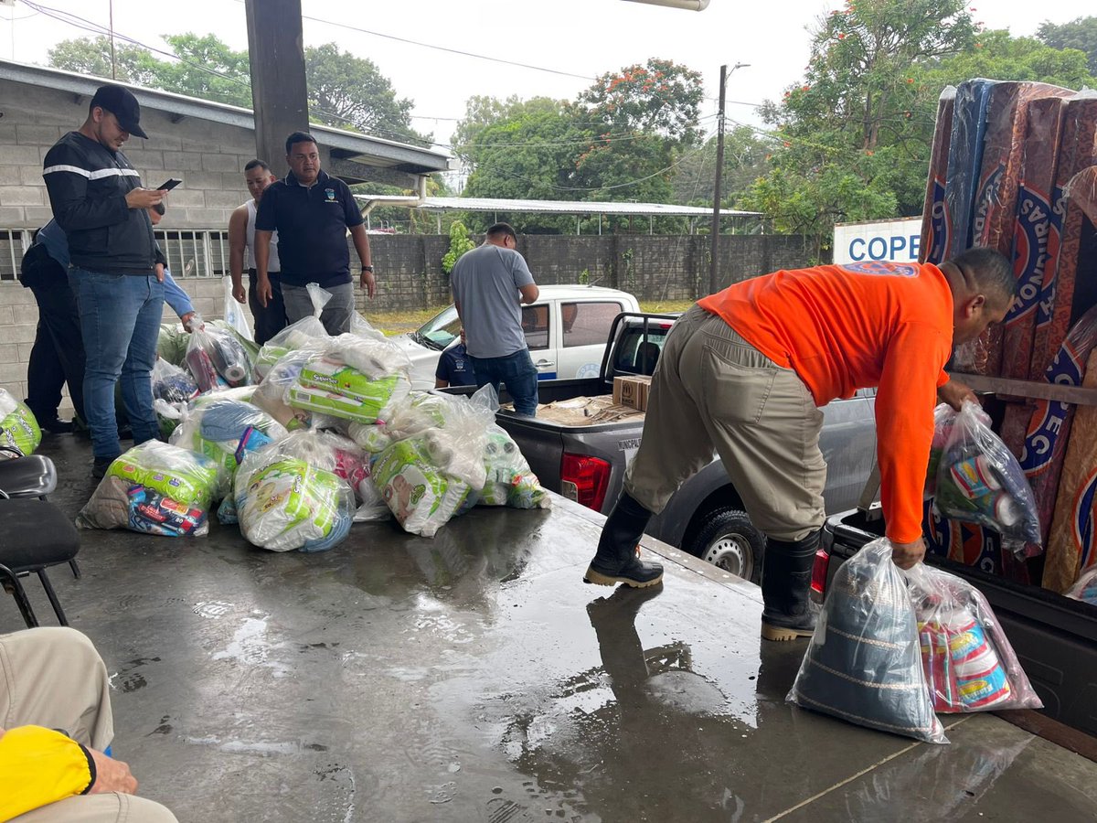 copecogob's tweet photo. *#COPECO Informa* 🇭🇳🌧️
*Continuamos trabajando como el primer día en favor del pueblo hondureño*
Bajo el liderazgo de la Presidenta de la República, Sra. @XiomaraCastroZ y del Ministro de Gestión de Riesgos y Contingencias Nacionales #COPECO y Coordinador de #SINAGER, Vicealmirante (R) @JoseJorgeFortin, continuamos trabajando con entrega, responsabilidad y vocación de servicio en favor del pueblo hondureño. 🤝🇭🇳
Ante la emergencia provocada por las lluvias asociadas a un frente frío, nuestros equipos mantienen activas las evacuaciones de familias afectadas por inundaciones, la atención integral en albergues y la entrega de ayuda humanitaria a quienes más lo necesitan. 🚑🏠📦
En esta labor no existen límites de tiempo ni de espacio, porque nuestro compromiso es salvar vidas valiosas y permanecer junto al pueblo hondureño hasta el último momento de nuestra gestión. ❤️🛡️
#COPECO
#SINAGER
#GestiónDeRiesgos
#FrenteFrío
#SalvamosVidas