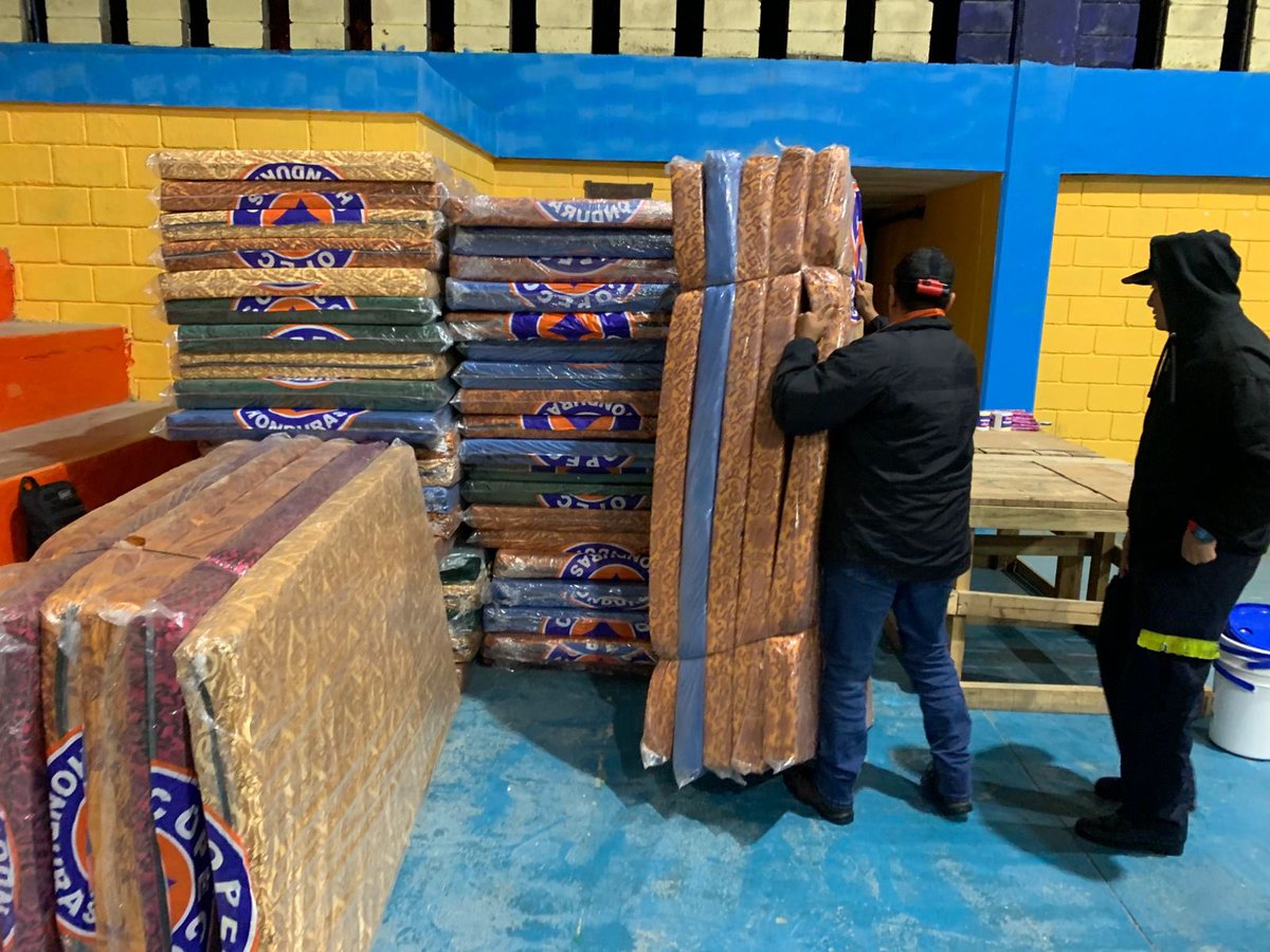copecogob's tweet photo. *#COPECO Informa* 🇭🇳🌧️
*Continuamos trabajando como el primer día en favor del pueblo hondureño*
Bajo el liderazgo de la Presidenta de la República, Sra. @XiomaraCastroZ y del Ministro de Gestión de Riesgos y Contingencias Nacionales #COPECO y Coordinador de #SINAGER, Vicealmirante (R) @JoseJorgeFortin, continuamos trabajando con entrega, responsabilidad y vocación de servicio en favor del pueblo hondureño. 🤝🇭🇳
Ante la emergencia provocada por las lluvias asociadas a un frente frío, nuestros equipos mantienen activas las evacuaciones de familias afectadas por inundaciones, la atención integral en albergues y la entrega de ayuda humanitaria a quienes más lo necesitan. 🚑🏠📦
En esta labor no existen límites de tiempo ni de espacio, porque nuestro compromiso es salvar vidas valiosas y permanecer junto al pueblo hondureño hasta el último momento de nuestra gestión. ❤️🛡️
#COPECO
#SINAGER
#GestiónDeRiesgos
#FrenteFrío
#SalvamosVidas