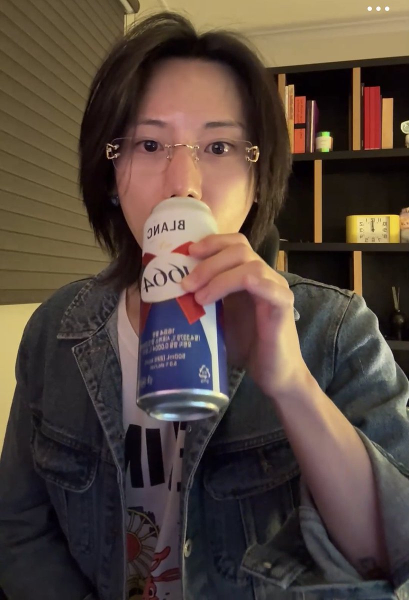 bebornalien's tweet image. 얘들아~~~ ~장현싱 맥주 마신다~~~