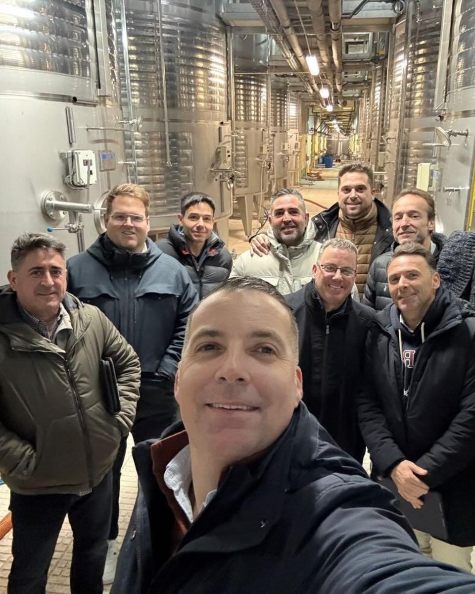 Pocas cosas hay➕apetecibles en invierno que una visita a nuestra bodega subterránea para conocer dónde descansan nuestros vinos y catar algunos de ellos

📸@antonio_soto85 lo sabe muy bien y ha captado 👌la magia de este planazo
👉Reserva tu experiencia 🌐alvarezydiez.com