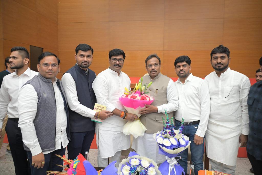 संघटनाला समर्पित नेतृत्व आमचे आदर्श <a href="/BJP4India/">BJP</a> राष्ट्रीय महामंत्री <a href="/TawdeVinod/">Vinod Tawde</a> साहेब यांनी प्रभारी काळात बिहार विधानसभा निवडणुकीत पक्षाला विजयीश्री प्राप्त केली 
आता त्यांची केरळ विधानसभा प्रभारी म्हणून निवड झाल्याबद्दल मनःपूर्वक हार्दिक अभिनंदन व पुढील विजयासाठी शुभेच्छा 💐🙏