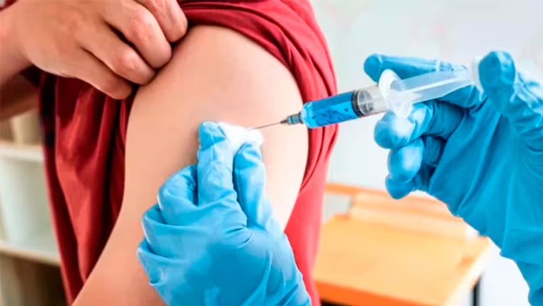 LT8am830's tweet image. #TodosEnLaOcho Dos casos en Rosario de gripe H3N2 "No hay vacunas disponibles en las farmacias. No tenemos una fecha determinada. Una vez que estén fabricadas las vacunas, tanto el Estado como las farmacias podemos comprarlas" Leonardo Jurado, Colegio de Farmacéuticos @maxiklan