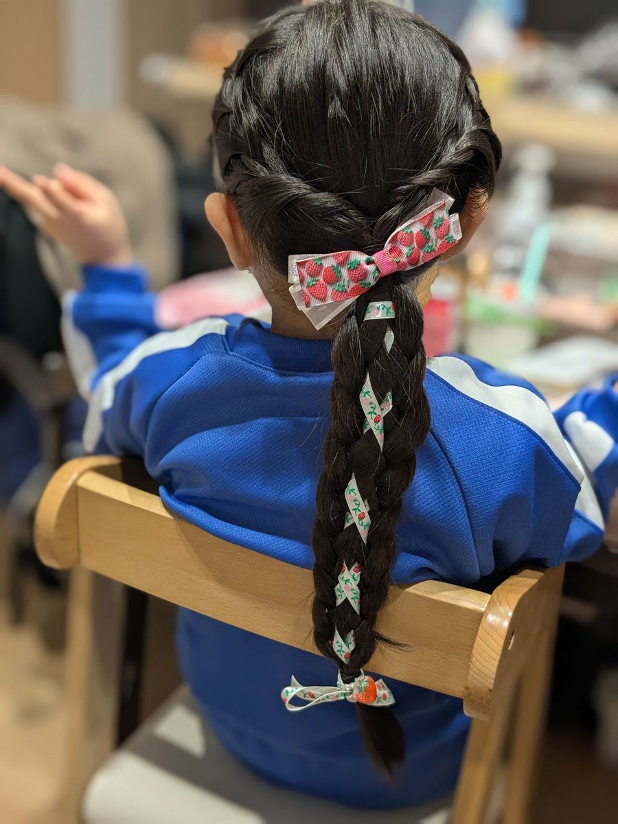 pasomasooo's tweet image. 風邪引いたりカッターで指切ったりなかなかついてないこともあるけどごはん頑張ったり娘のヘアアレンジ頑張ったりしたら娘も旦那も喜んでる🙆‍♀️
疲れるけど家族が喜ぶなら良き😊❤
旦那誕生日おめでとう🎂
まじで元気でいてくれ！
そして職場で指に怪我して洗い物染みてたらかわってくれてありがとう。