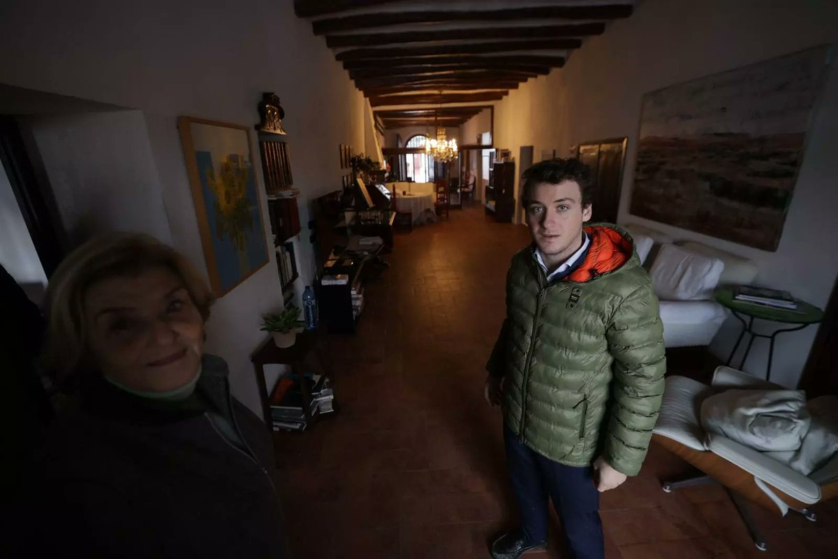 EnElFocoES's tweet photo. En Gelida, cuando el tren descarriló y todo volvió a romperse, no hubo discursos ni titulares.
Hubo una puerta que se abrió.
La de Ernestina.

Su masía, a pocos metros del accidente, se convirtió en refugio. En minutos, el salón dejó de ser un salón: muebles apartados, agua, café, mantas. Gente herida, muy afectada, atendida donde diez minutos antes alguien veía la televisión.

No preguntó a quién.
No miró ideologías.
No esperó instrucciones.

Su familia subió desde Barcelona. El hijo, los nietos. Ayudaron a la abuela a que todo estuviera listo. Colaboraron con sanitarios, Mossos, bomberos. Lo que hiciera falta. Como se ha hecho siempre.
Mientras fuera se montaba un hospital de campaña, dentro se cuidaba lo esencial: personas. Que no estuvieran solas. Que estuvieran calientes. Que alguien les hablara.
Esto también es país.
Esto también es ejemplo.
Esto también merece ser contado.