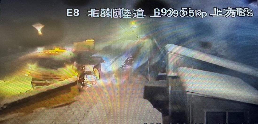 e_nexco_niigata's tweet photo. 【予防的通行止めの実施について（現在の除雪状況）】  
大雪の影響により、本日20時より予防的通行止めを実施しており、現在、早期の解除に向け、集中除雪を行っています。
北陸地方では今後も強い降雪が予想されています。
お客さまにはご迷惑をおかけしますが、ご理解とご協力をお願いします。  

▼詳細はこちら
https://t.co/iuogo1Kzmm