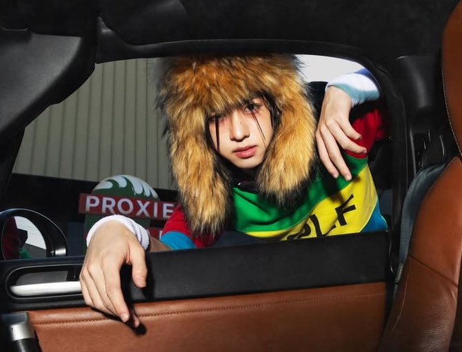 notyrbusin's tweet image. นั่งนึกตั้งแต่วันที่ปล่อยรูปว่าเคยเห็นเสื้อวิคเตอร์ที่ไหน ตอนแรกนึกว่าจากที่พ้อกสีเคยใส่ จนวันนี้พี่ทักมาบอกว่าเป็นเสื้อแบบเดียวกับที่ยูคยอมเคยใส่ใน MV Just Right ของ GOT7 ซึ่งเพลงปล่อย 2015  พ้อกสีพวกฮีพาแฟชั่นช่วง 2016 กลับมาจริงๆ

#PROXIE_ไม่รีบงับป๋ม