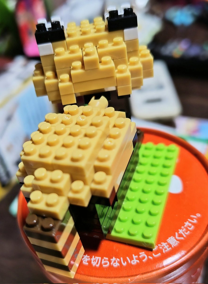 x2130002's tweet photo. ダイソーのブロック２作目。
レッサーパンダ。
首が動いてちょっとだけかわいい…だがそのために後ろ姿は完全にロボット。
やはり柴わんこのクオリティには及ばぬ。

#ダイソー
#プチブロック https://t.co/pkS1IzKuGg