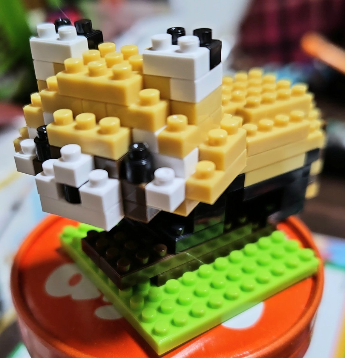 x2130002's tweet photo. ダイソーのブロック２作目。
レッサーパンダ。
首が動いてちょっとだけかわいい…だがそのために後ろ姿は完全にロボット。
やはり柴わんこのクオリティには及ばぬ。

#ダイソー
#プチブロック https://t.co/pkS1IzKuGg