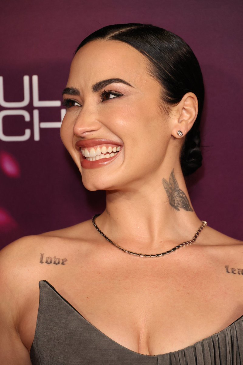 artstartingover's tweet image. her smile heals where it hurts