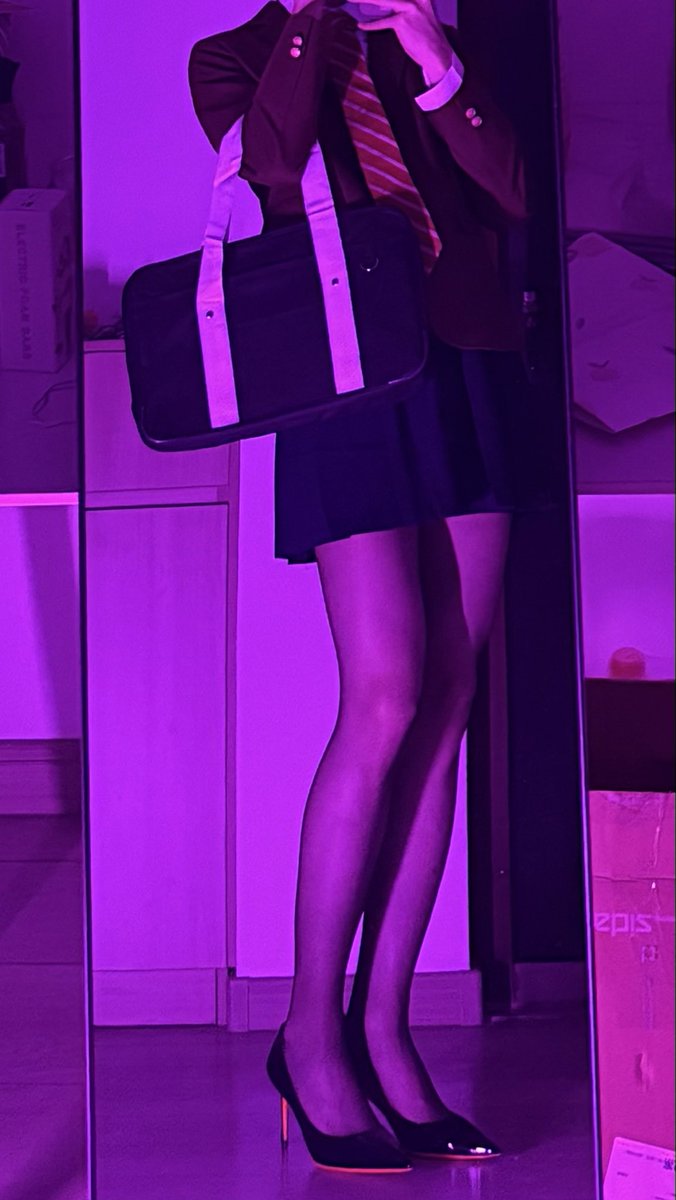 lovemaker_24's tweet photo. 学姐第一次穿高跟鞋站不稳也是很正常的嘛
#女装 #男娘 #黑丝 #高跟鞋 https://t.co/oTWY6LDwqa