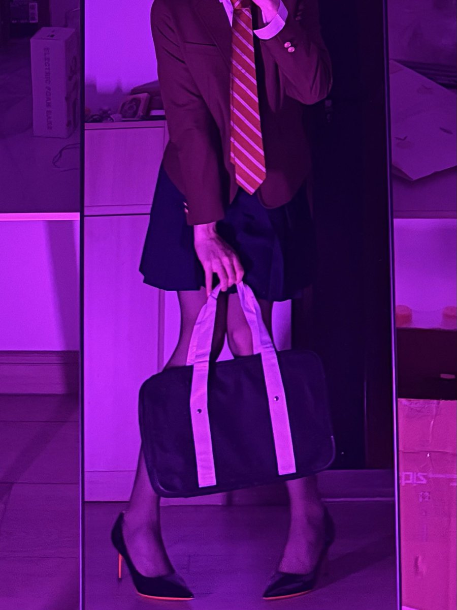 lovemaker_24's tweet photo. 学姐第一次穿高跟鞋站不稳也是很正常的嘛
#女装 #男娘 #黑丝 #高跟鞋 https://t.co/oTWY6LDwqa