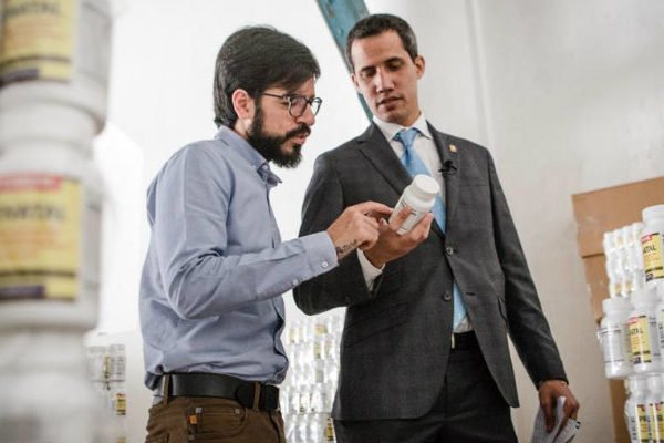 "María Corina es algo distinto a Guaido"....Dicen los Maricorinos, pero tiene a su lado al parásito Miguel Pizarro y otros del equipo de Guaido, son lo mismo.