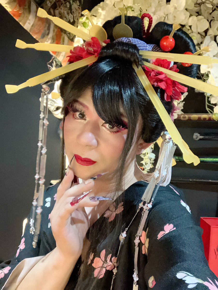 今日は京都に行ってきたー🚗
メイクしてもらって花魁衣装を着てカメラマンに撮影してもらえる貴重な体験でした❣️
今日の写真は自撮りのものだけど、後日プロのポージング指南&amp;撮影のものが送られて来るからまた載せるねっ❤️

花魁体験スタジオあられ様(<a href="/Oiran_A_M/">京都の変身撮影スタジオあられ</a> )

　　　←これが　　　　→こう