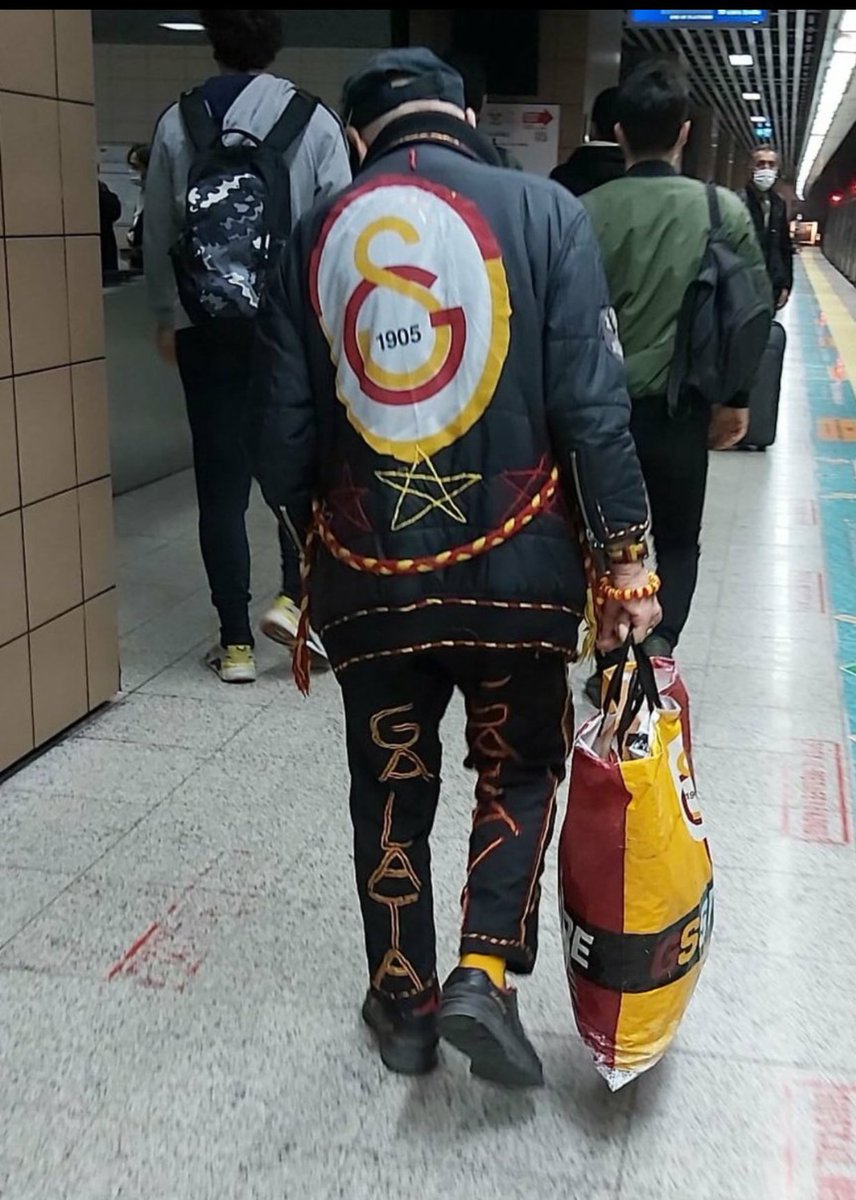 HaciGs01's tweet photo. tüm hafta saydırıp sövdükten sonra akşam ekran başında biz https://t.co/Na1q1BfeIO