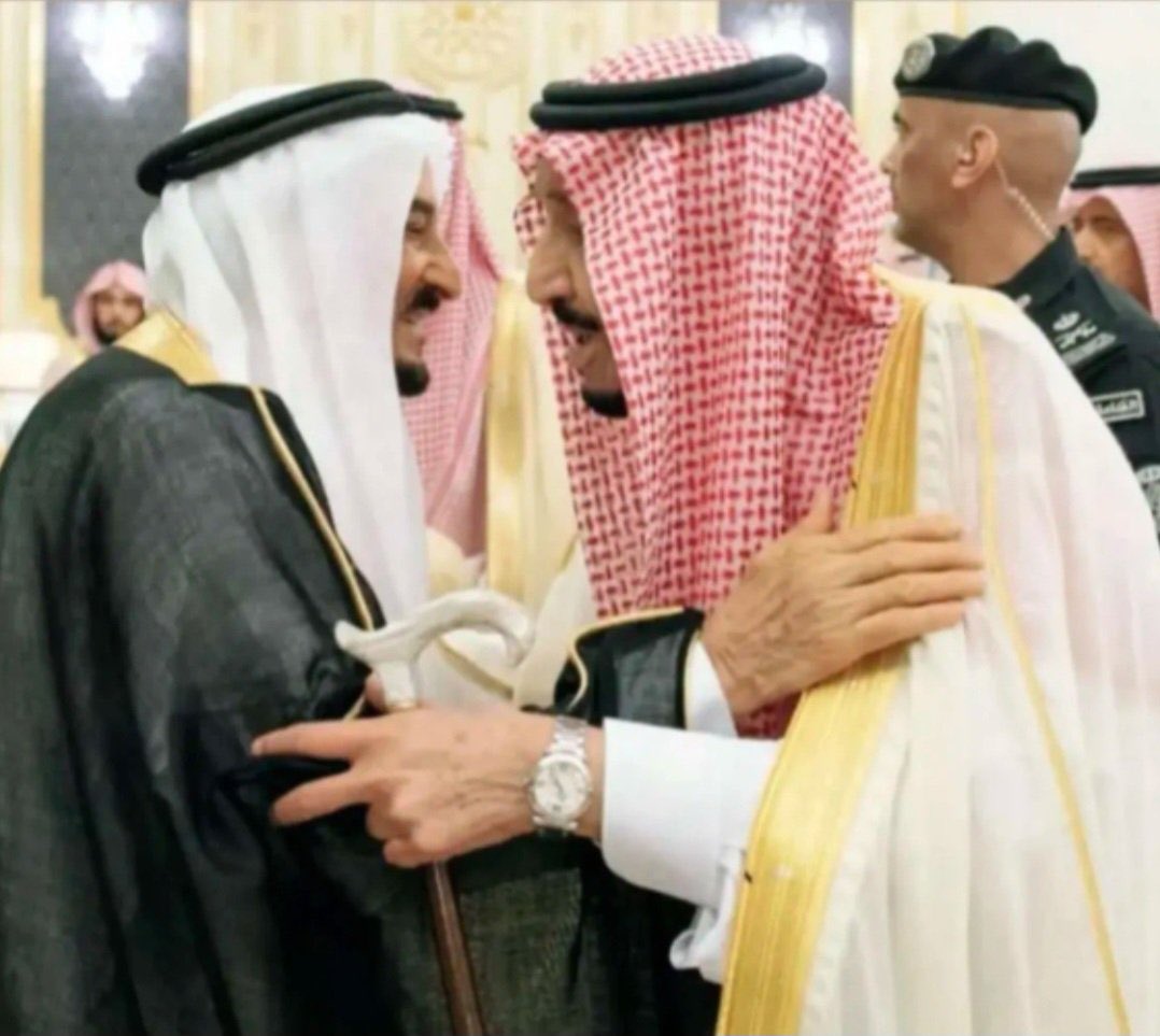 رحم الله صاحب السمو الأمير
فيصل بن تركي بن عبدالله آل سعود.

عاش في ظلال ملوكٍ كبار..
كان رفيقًا وقريبًا من الملك سلمان..
لا يبحث عن الظهور
ولا يطلب من الزمن شهادة.

شهد الدولة في صعودها
ورأى الرجال وهم يصنعون المجد.
فكان حاضرًا بعقله
ثابتًا بخلقه،ساكنًا في موضع الثقة.

رحل…