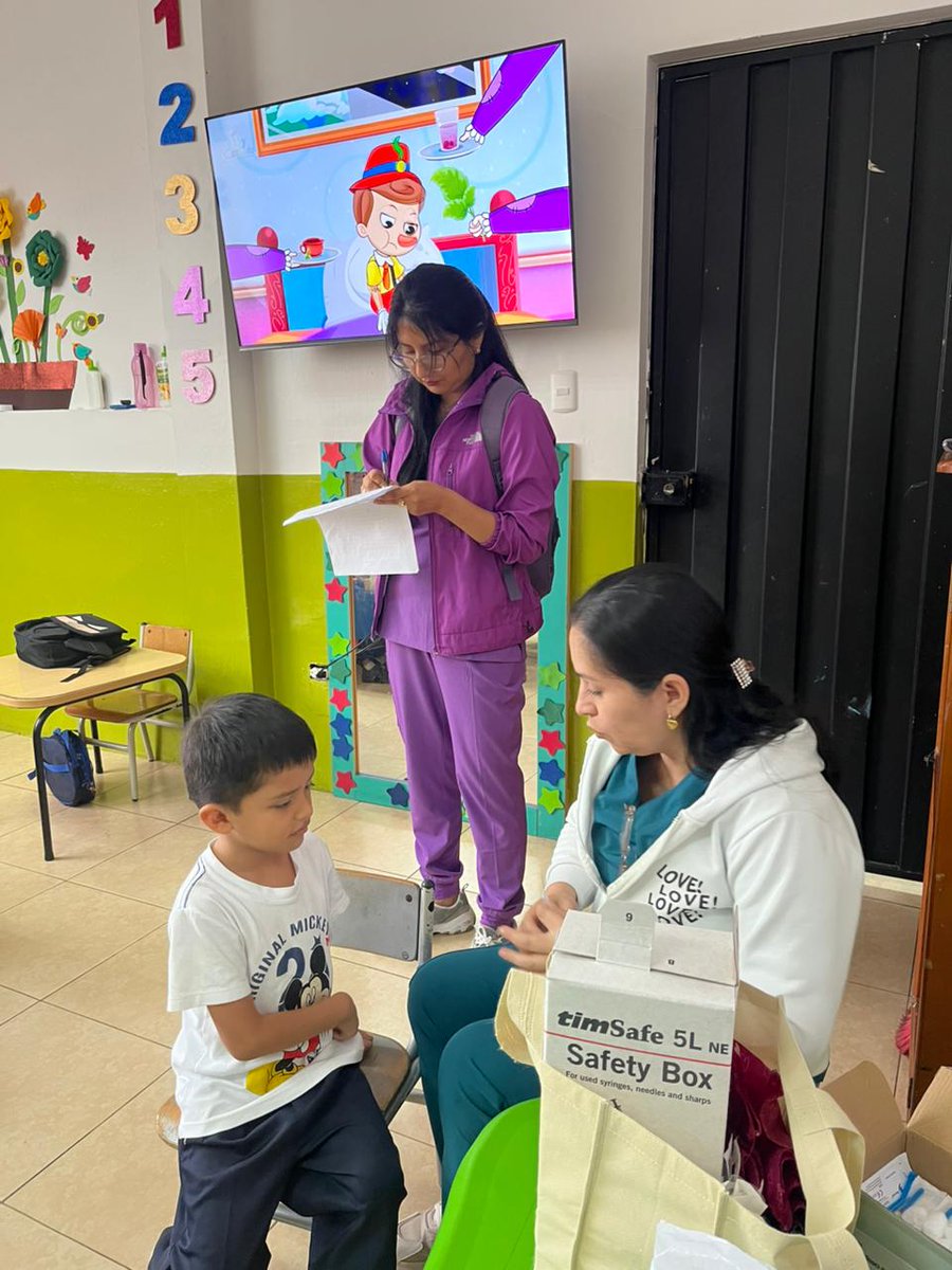 Salud_Loja's tweet photo. #MSPEnTerritorio| El Centro de Salud #Zaruma ejecutó una jornada de vacunación contra la #Influenza 💉 en la Unidad Educativa Ciudad de Zaruma 🏫, dirigida a estudiantes y docentes, para prevenir enfermedades respiratorias 😷 y proteger a la población prioritaria.
#ElNuevoEcuador https://t.co/9g6f5ZJIVZ