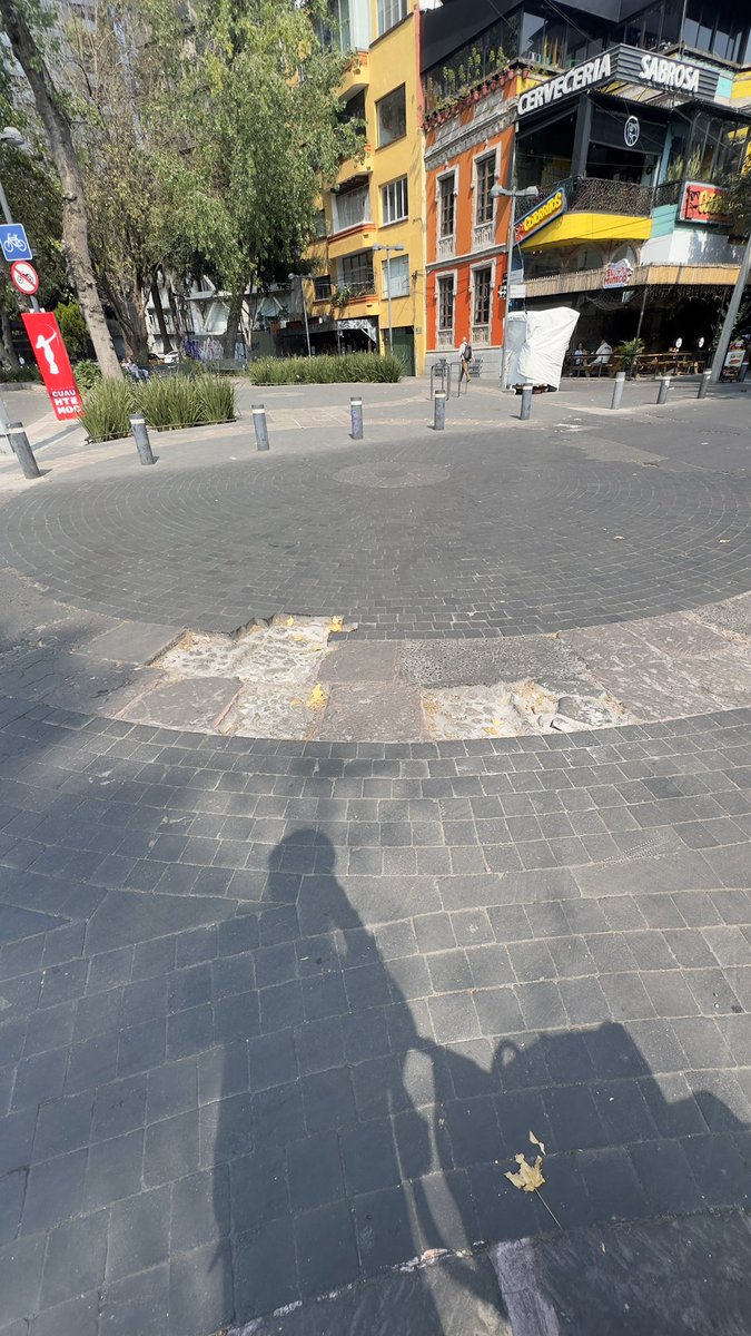 Machinermxs's tweet photo. @PedroCM009 @AlessandraRdlv Tengo más por metro cuadrado, si quieres te las mando, es un espanto que extranjeros y turistas vean la miseria de una de las zonas más afluencia del país https://t.co/bKYCrdzVKc