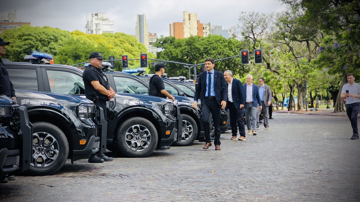_charlycardozo's tweet photo. 🚨 Desde 2019 Policía de Santa Fe no tenía un helicóptero para la seguridad de Rosario.
🚨 En 2 años se incorporaron 2600 vehículos a las áreas operativas del @MinSegSF 
🔴 Muy distinto a los 20 patrulleros que dejaron activos en #Rosario los que se fueron en diciembre de 2019. https://t.co/9ksNekHo0K