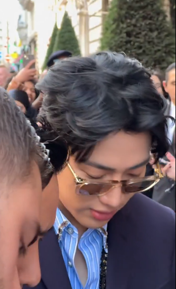 Reiipeii's tweet photo. เซตแสกผม เก๋มาก ✨
#BamBamxLVMenFW26 
#BamBam #뱀뱀 #LVMenFW26 https://t.co/WMIahcNNGm