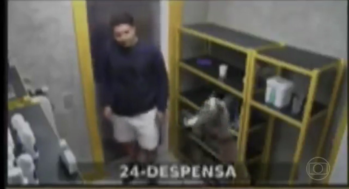 s3ufuturoex's tweet image. Até agora me perguntando pq a câmera q filmou o assédio tem 3 pixels e as outras são HD? #BBB26