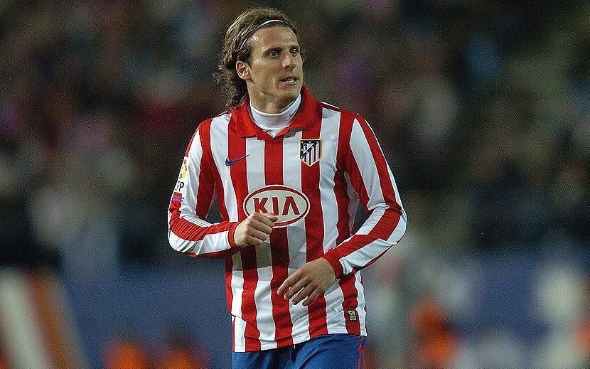 “Siempre me criticaron por no besarme el escudo en Atl. Madrid, pero yo seguí el ejemplo de mis padres.

No era hincha, no crecí ahí.

A mí me enseñaron a respetar los símbolos, y mi forma de hacerlo no era siendo falso, ni populista, sino siendo profesional.

Sólo beso los