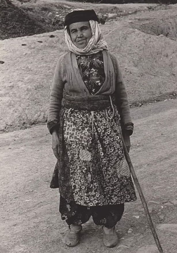 muhalifteyzee's tweet photo. 12 Eylül öncesi devrimci çocuklara yardım ve yatakcılıkdan Hatice nine’yi göz altına alıp hakimin karşısına çıkarmışlar. 

Hakim Hatca nine’ye, "sen bu gençlere ekmek verirmişsin, eve alıp yemek verirmişsin öyle mi?" demiş. 

Hatce Nine: "Hakim bey gül yüzlü çocuklardı, kapıma gelirlerse onlara yemek ekmek verirdim; sonra ben kapıma gelene sofra açmadan salmam ki..." demiş. 

Peki demiş Hakim, "Hatce Ana sen bu gençler “İllagal” demedin mi?"

Yok Hakim bey ben onlara “İlla galın demedim” demiş.

"Yemin eden mi bunların illagal olduğunu bilmediğine" demiş hakim bey. 

Hatca Nine: "Şah Hüseyinin başı için ben 
bunlara illagalın demedim" demiş. 

Hakim “Böyle yemin mi olur başka yemin et” demiş.
Hatca nine “Gara coğ beni taş kessin ki ” dediğim doğrudur demiş.

Hakim “Olmadı başka yemin et" demiş.

Hatce Nine “Aha Hüseyin Abdalın niyazı” demiş. 

Hakim “o da kim böyle yemin mi olur?" deyince
Hatce Nine muhtara dönmüş “Ula muhtar bu hakim yezit mi yoksa, hiç kimseyi tanımıyor” demiş... 

(Olay 1981'de yaşanmış.)

Alıntı..